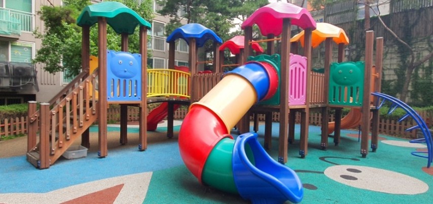 가시 박힘·부식된 놀이기구 데크 완벽 재시공!